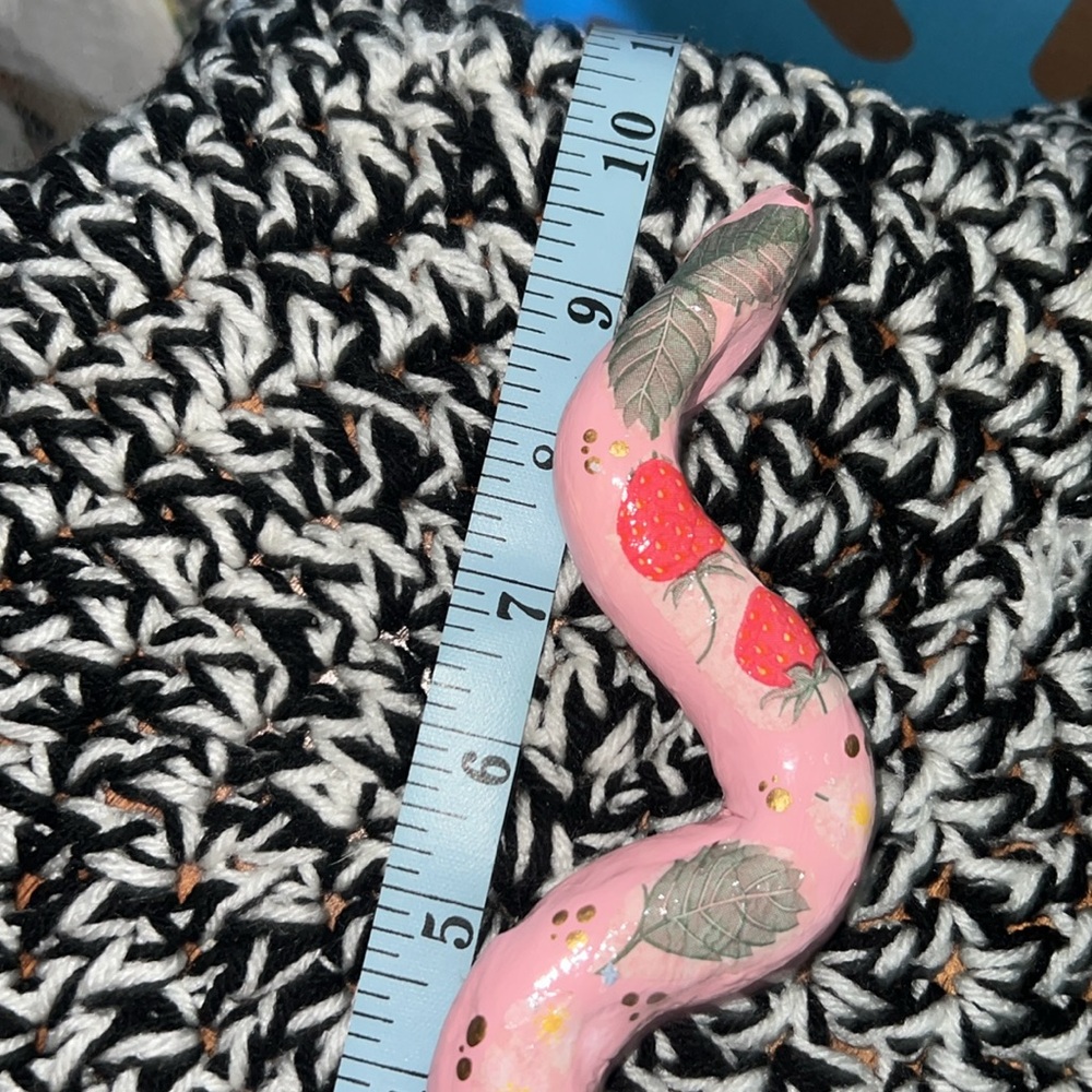 Pink Decorative handmade ceramic strawberry snake decor - Picture 5 of 5